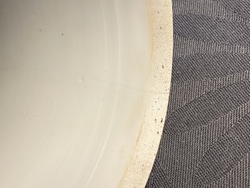 Een Chinese blauw-witte dekselbeker met floraal decor, Kangxi